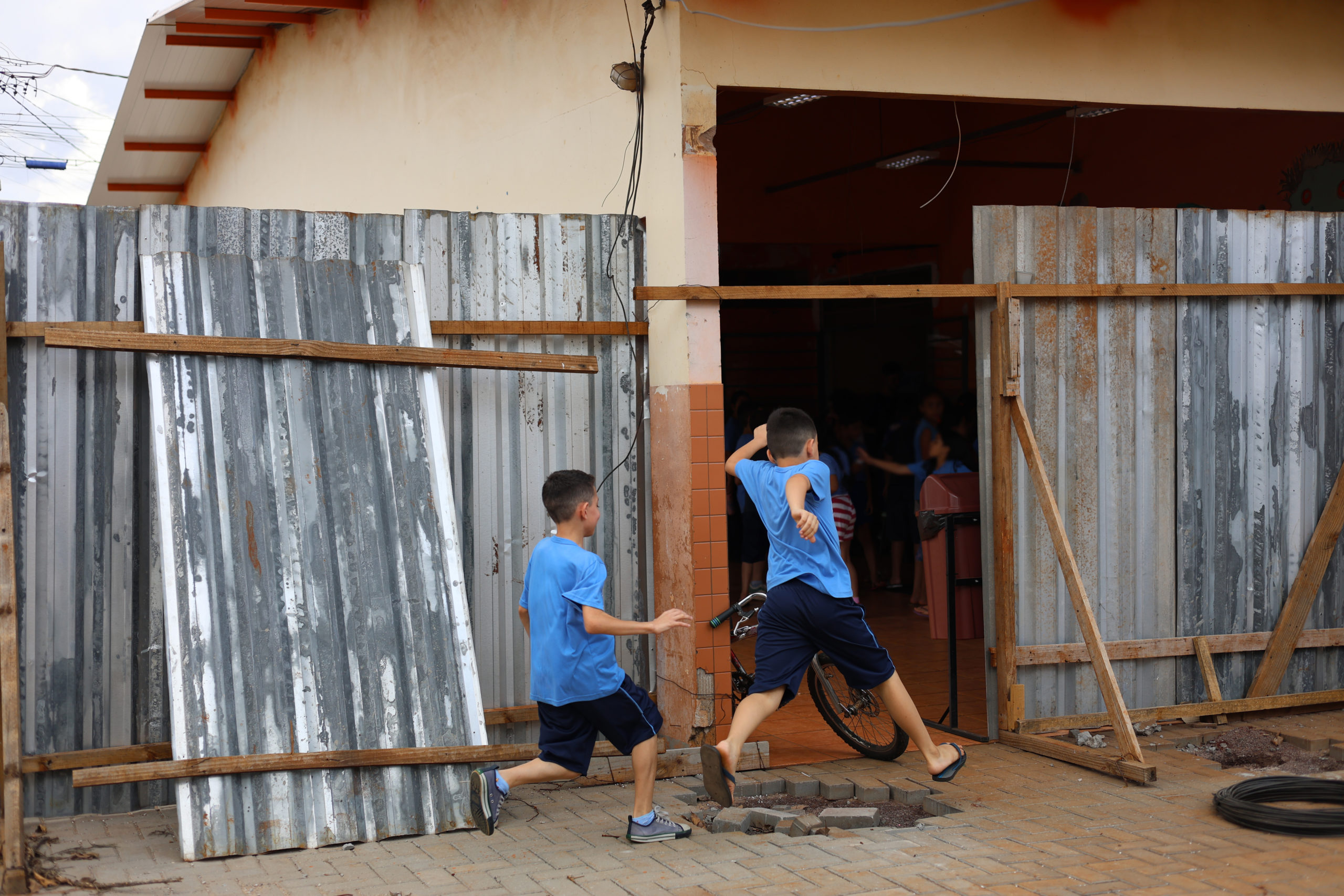 Reforma inacabada na Escola Francisco Vaz expõe alunos a condições de risco