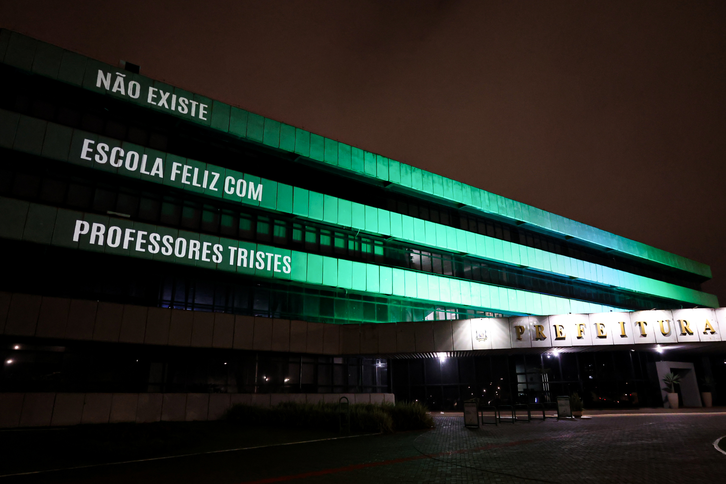 Prédio da Prefeitura de Cascavel recebe projeção: ‘Não existe escola feliz com professores tristes’