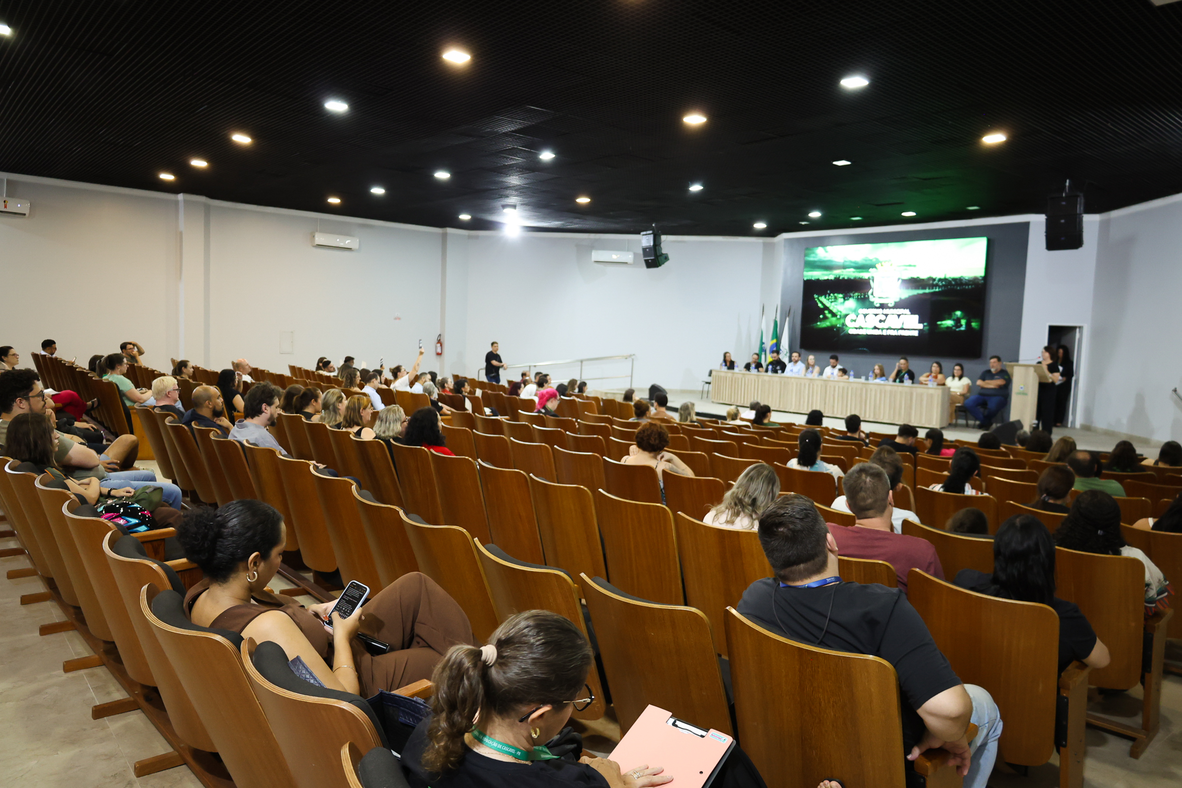 Com baixa adesão, audiência aprova mudanças no Currículo da Rede Municipal de Cascavel