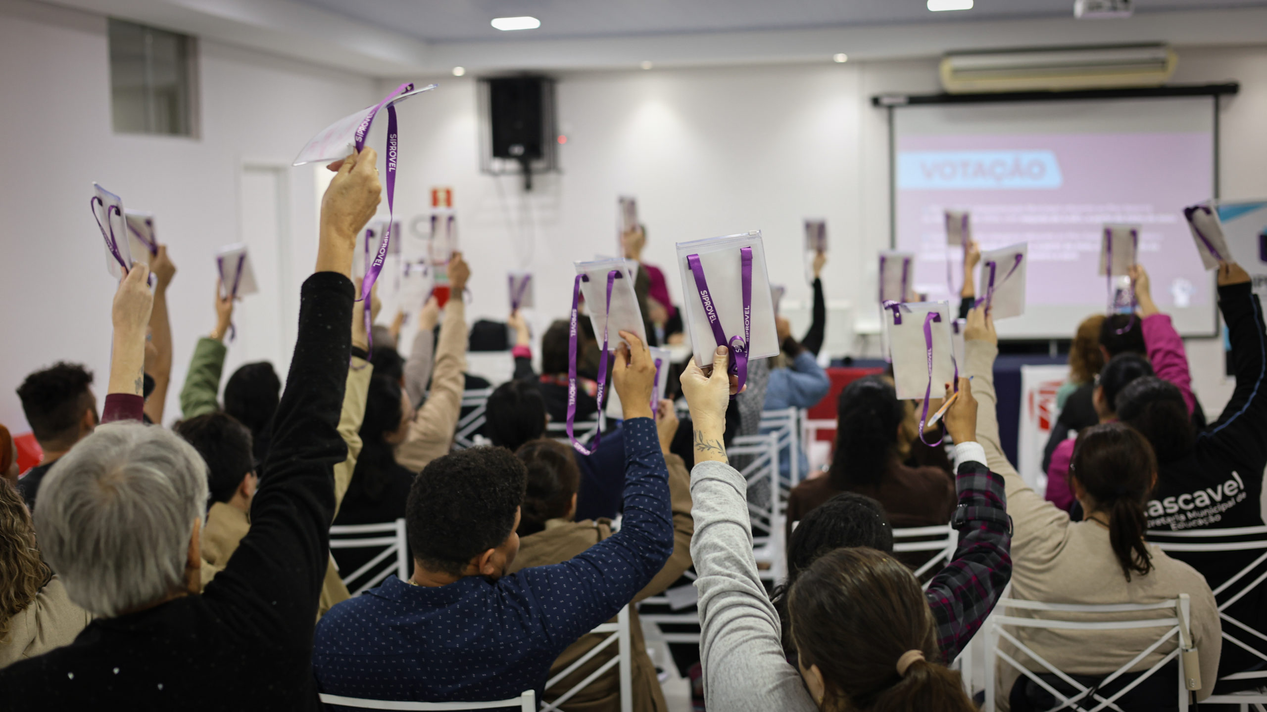 Professores(as) aprovam reajuste de 5,4% e mantêm cobrança por 20,55% de defasagem salarial