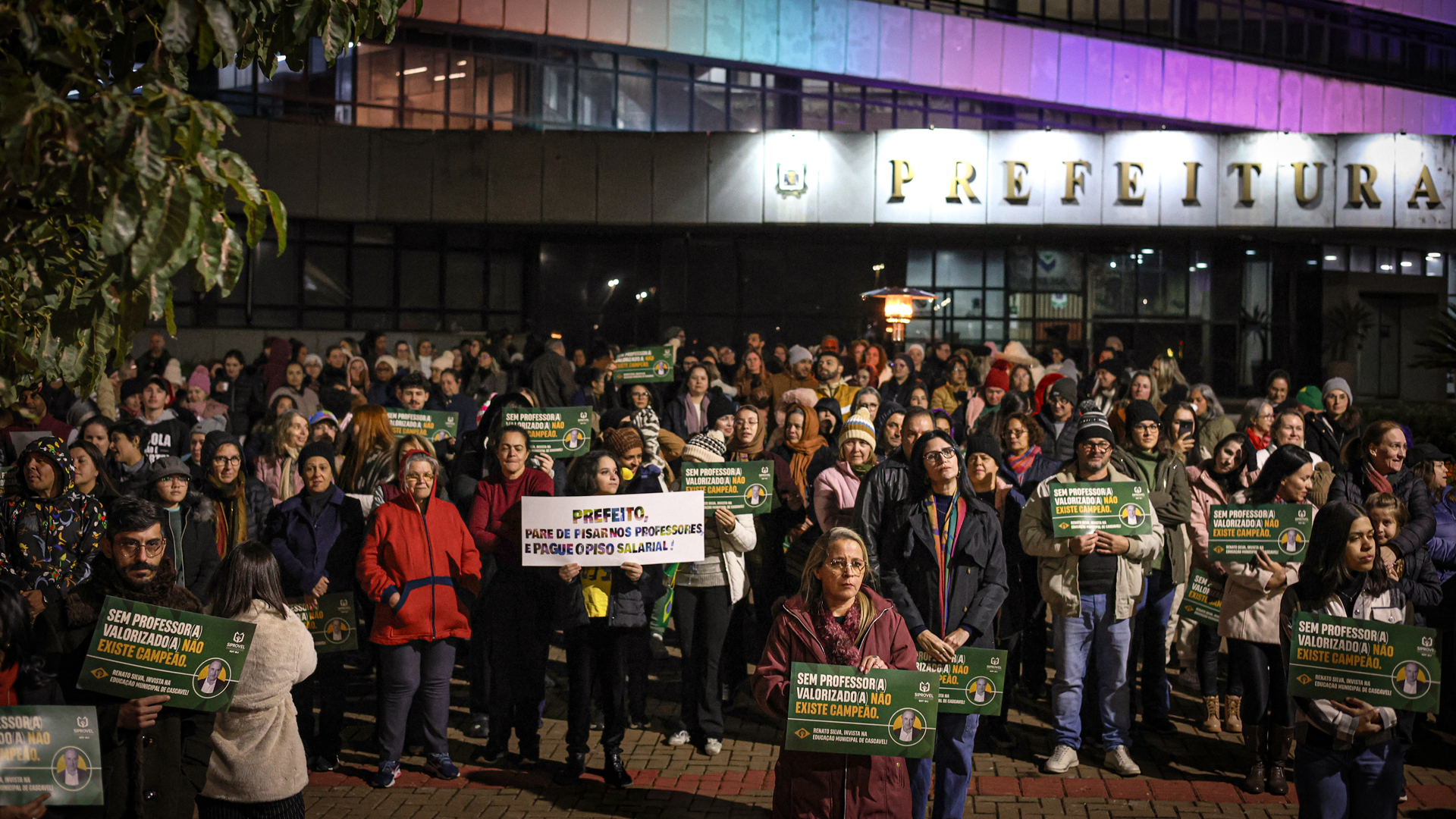 Ato público cobra investimentos e valorização da educação municipal de Cascavel